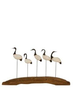 figura rústica aves sobre tronco 