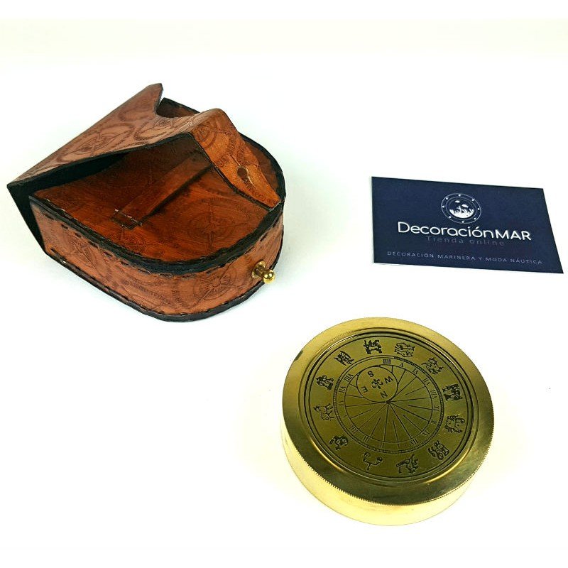 Brújula náutica con estuche de cuero en Decoracionmar.com
