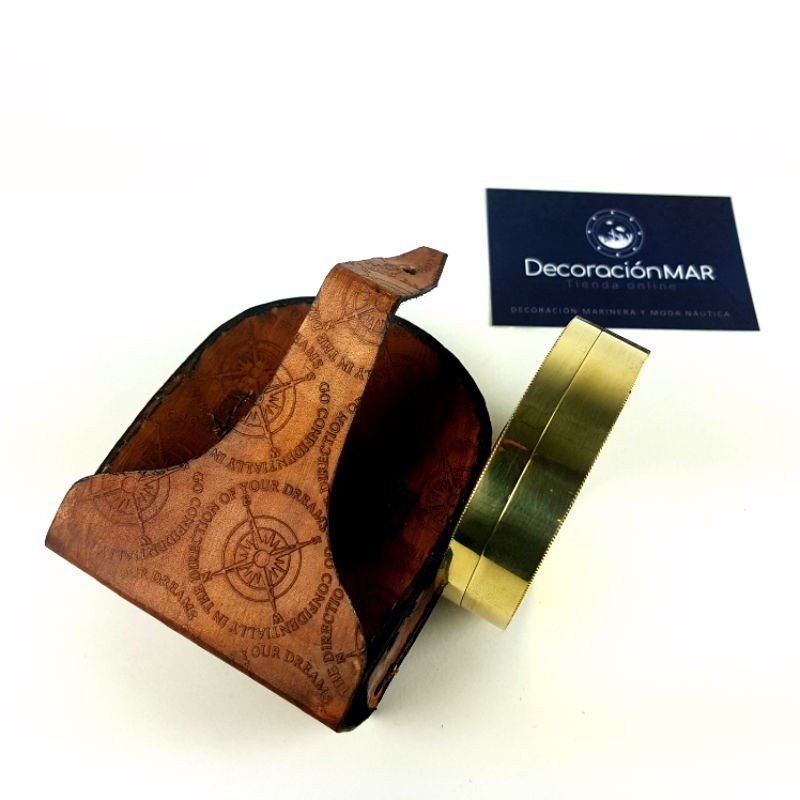 Brújula náutica con estuche de cuero en Decoracionmar.com