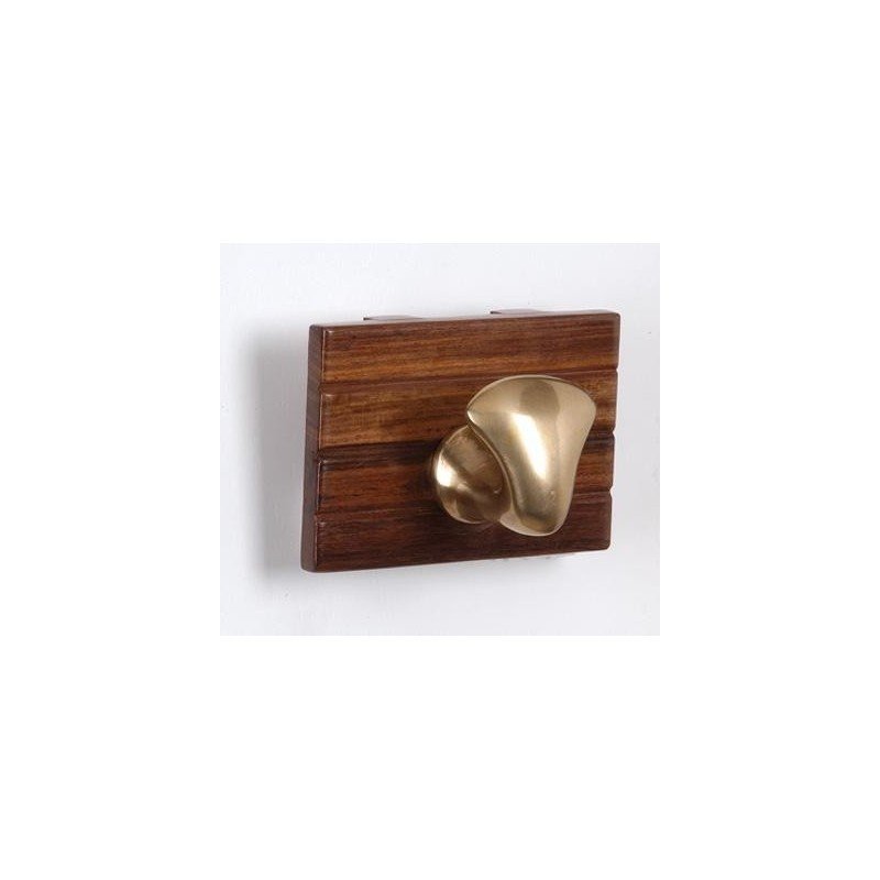 Plafón de madera con perchero un noray de latón
