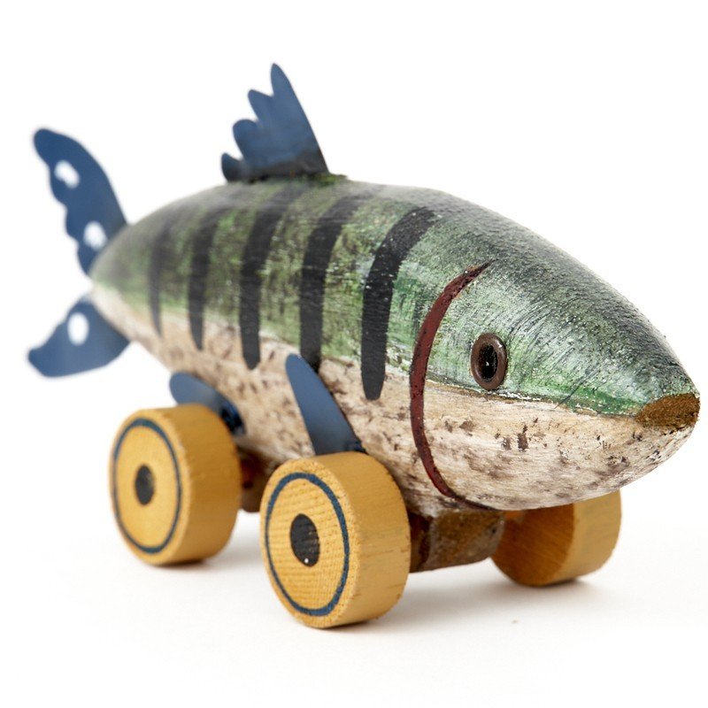 Pez con ruedas de madera y metal