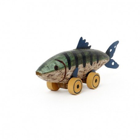 Pez de madera y metal con ruedas