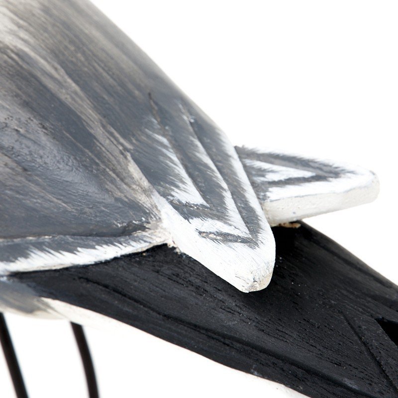 Ave marina gaviota sobre base de madera