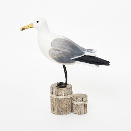 Pájaro gaviota marina sobre pilón de madera