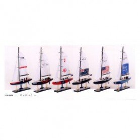 Maqueta en miniatura de velero de competición